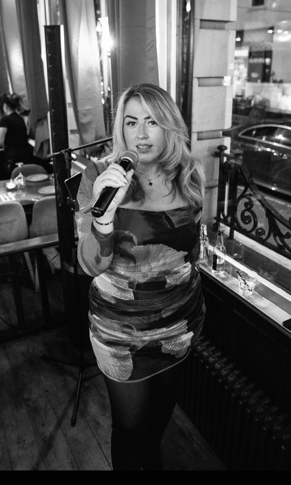 Emma Bennett performing in a restaurant